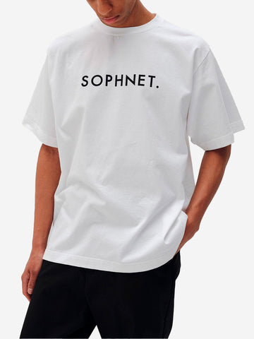 Camiseta blanca oversize con logotipo