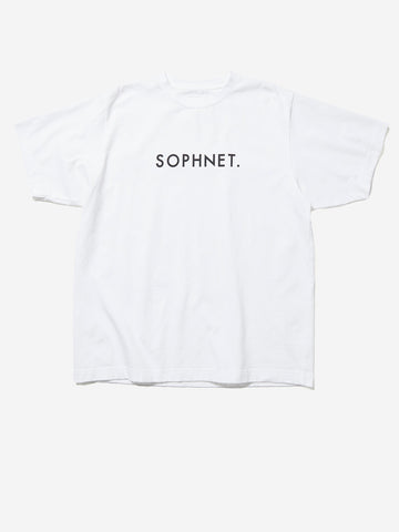 Camiseta blanca oversize con logotipo