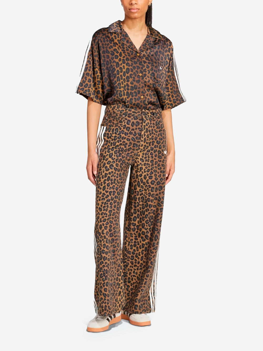 ADIDAS ORIGINALS Pantaloni in denim con stampa animalier Leopardata Urbanstaroma