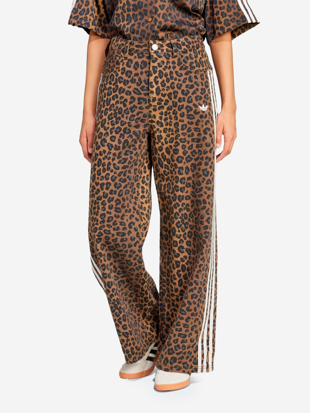 ADIDAS ORIGINALS Pantaloni in denim con stampa animalier Leopardata Urbanstaroma