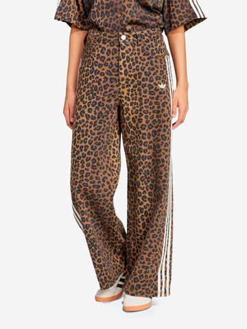 ADIDAS ORIGINALS Pantaloni in denim con stampa animalier Leopardata