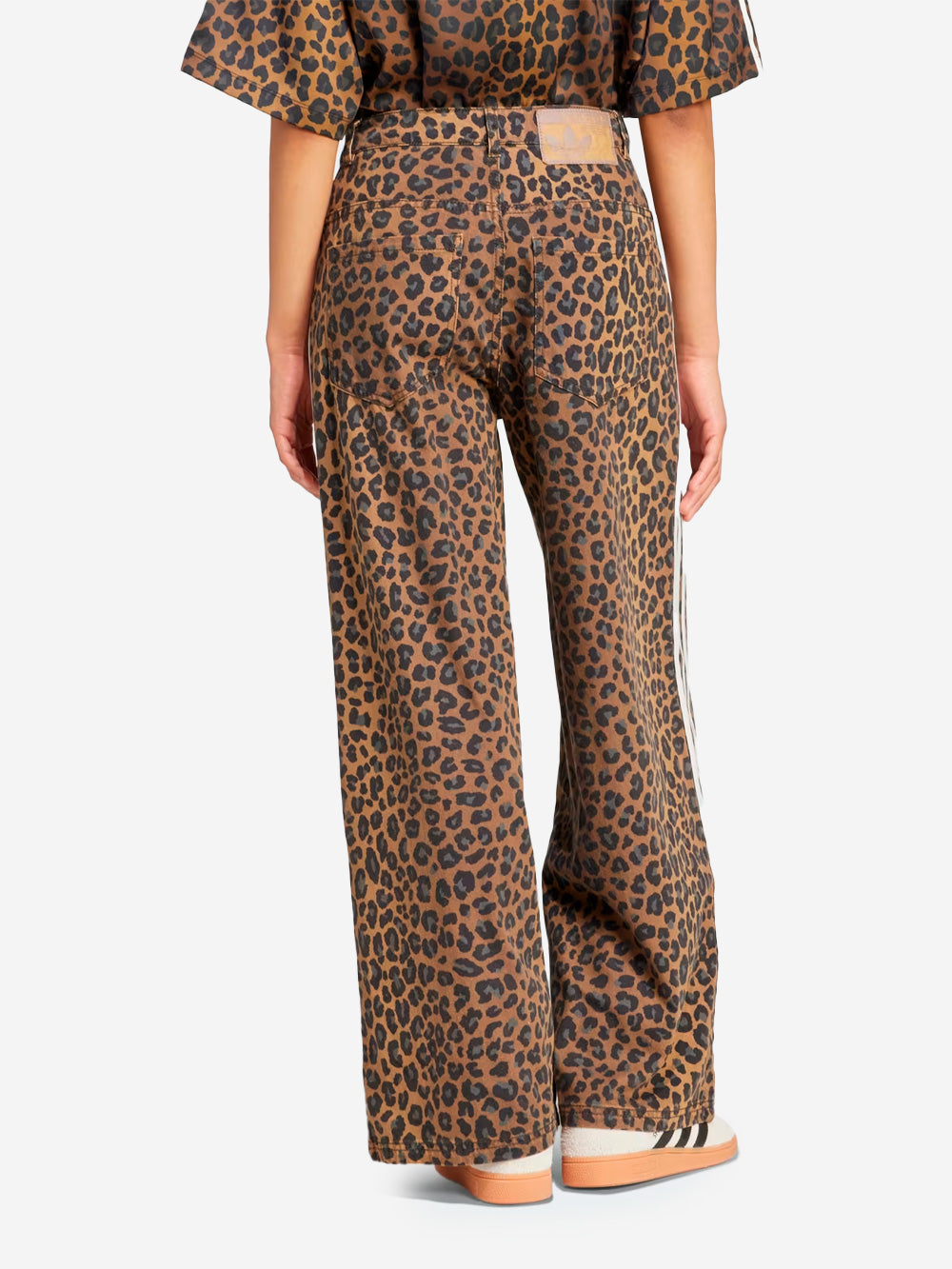 ADIDAS ORIGINALS Pantaloni in denim con stampa animalier Leopardata Urbanstaroma