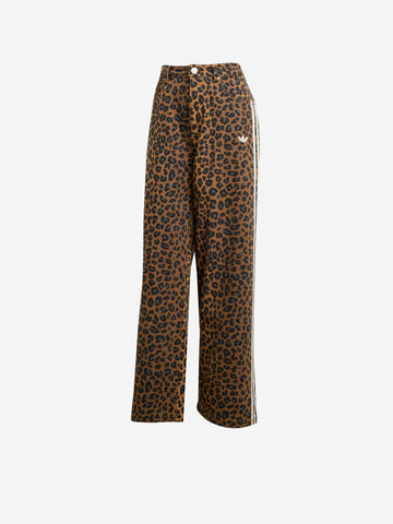 ADIDAS ORIGINALS Pantaloni in denim con stampa animalier Leopardata