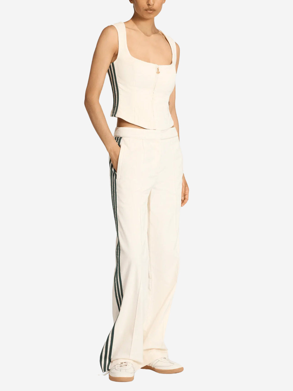 ADIDAS ORIGINALS Pantaloni bianchi in velluto Oktoberfest con dettagli piping Bianco Urbanstaroma