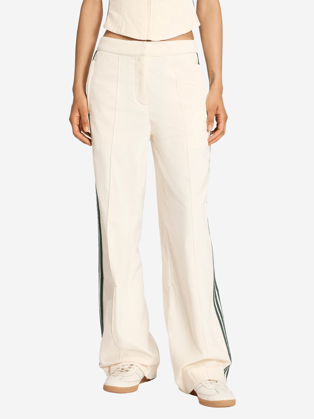 ADIDAS ORIGINALS Pantaloni bianchi in velluto Oktoberfest con dettagli piping Bianco Urbanstaroma