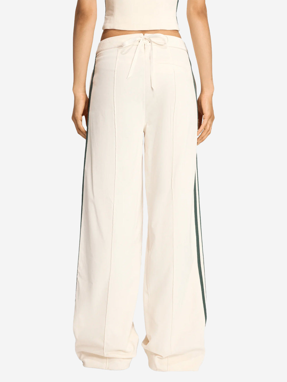 ADIDAS ORIGINALS Pantaloni bianchi in velluto Oktoberfest con dettagli piping Bianco Urbanstaroma