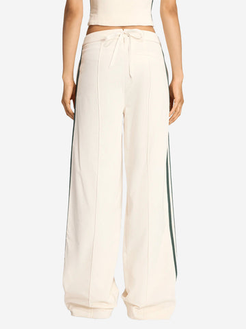 ADIDAS ORIGINALS Pantaloni bianchi in velluto Oktoberfest con dettagli piping Bianco