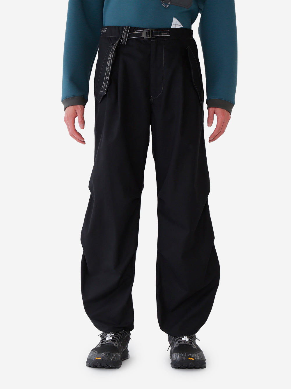 AND WANDER Pantaloni neri High Count con orlo con zip Nero Urbanstaroma