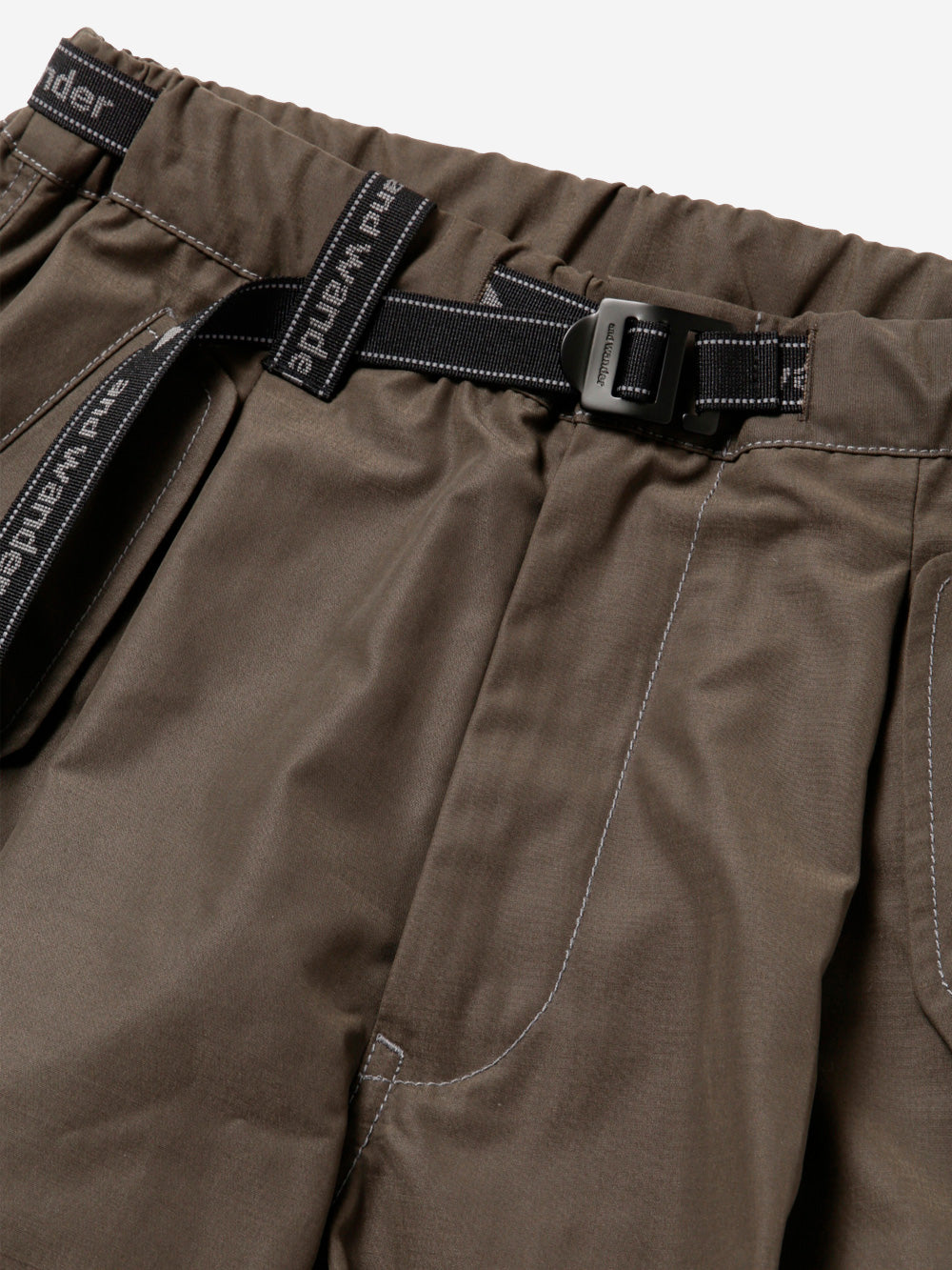 AND WANDER Pantaloni khaki High Count con orlo con zip Verde Urbanstaroma