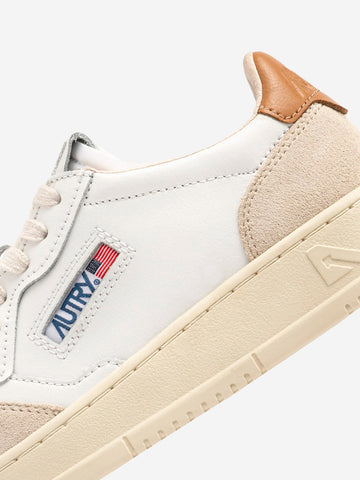 AUTRY Medalist Low in suede e pelle bianca e marrone Bianca beige