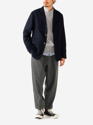 Konische Hose aus Wollflanell mit Bundfalten