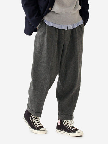 Konische Hose aus Wollflanell mit Bundfalten