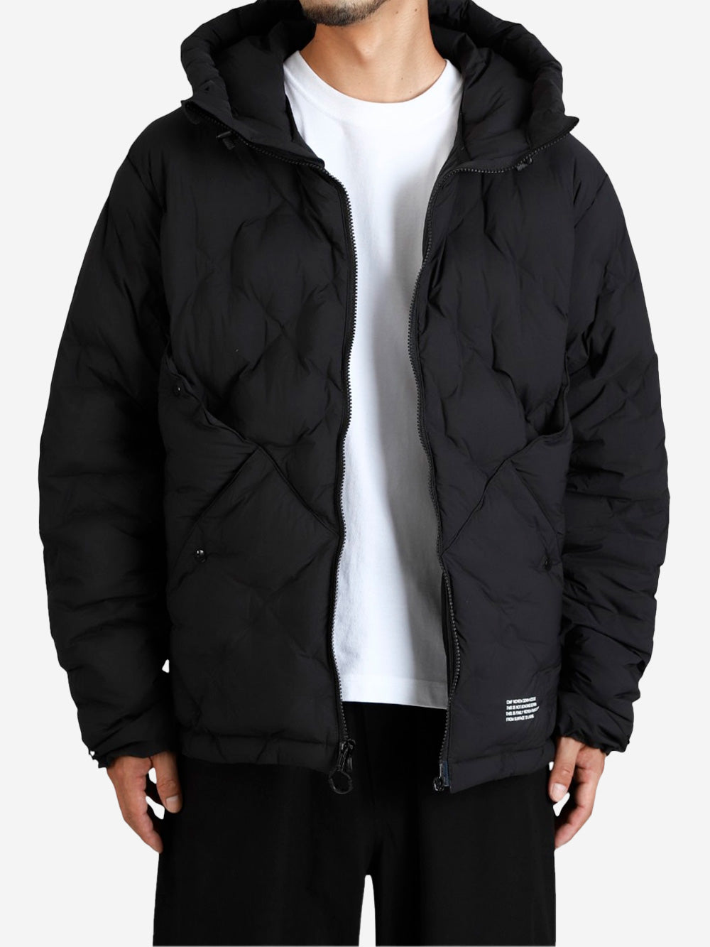 CMF OUTDOOR GARMENT Piumino con cappuccio imbottito in piuma d'oca senza cuciture Nero Urbanstaroma