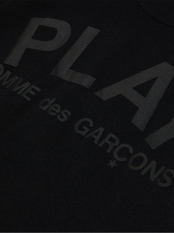 COMME DES GARCONS PLAY T-shirt nera con grafica con logo Nero
