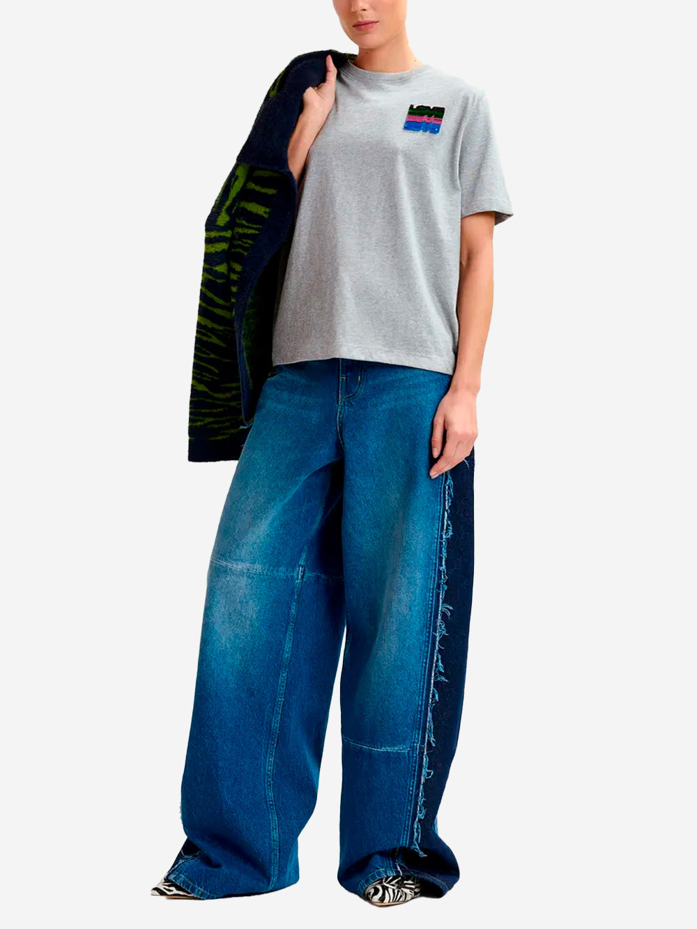 ESSENTIEL ANTWERP T-shirt grigia con ricamo di paillettes 'Love' Grigio Urbanstaroma