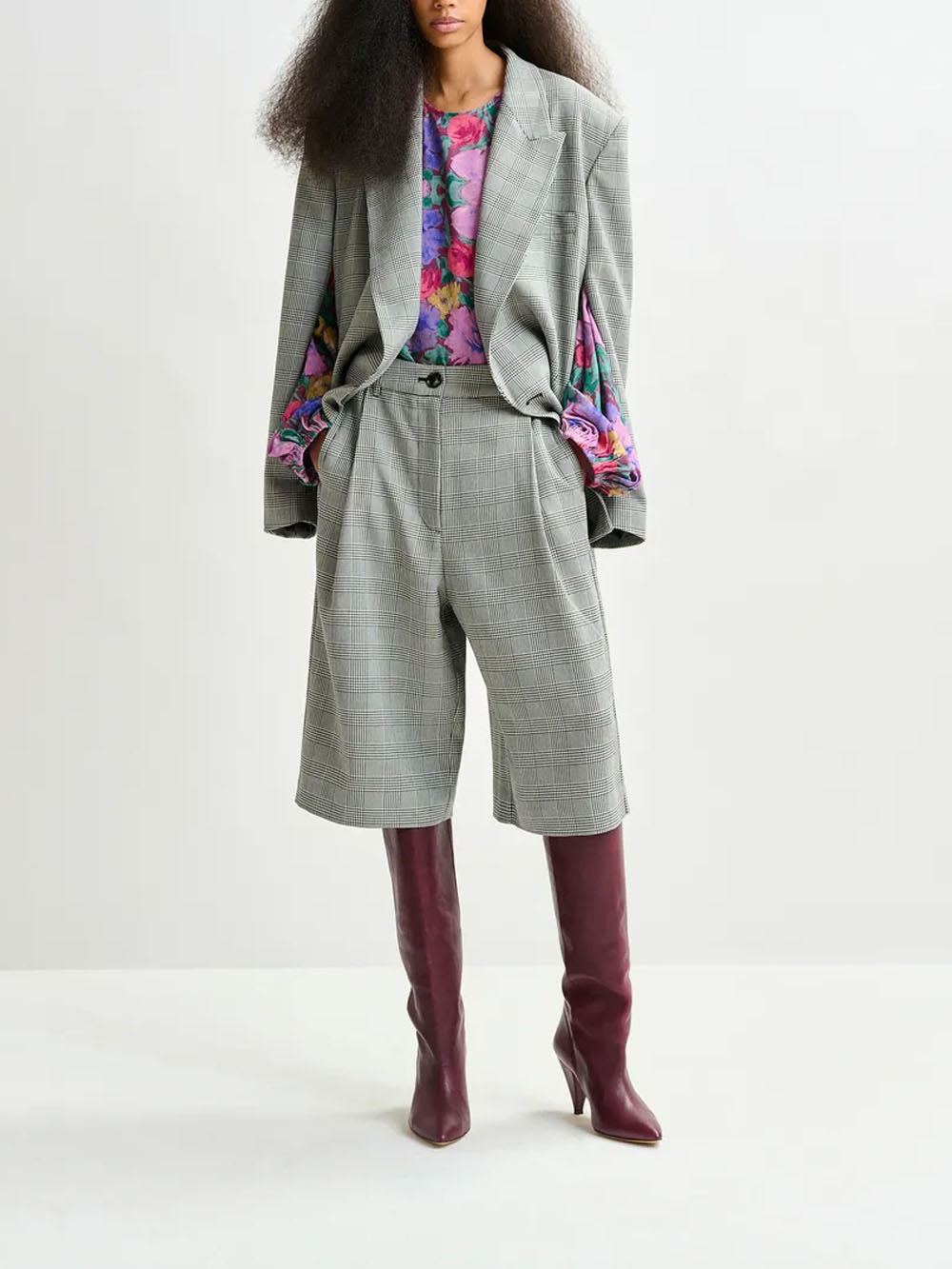 ESSENTIEL ANTWERP Bermuda sartoriali a gamba larga con quadri grigi e neri Bianco nero Urbanstaroma