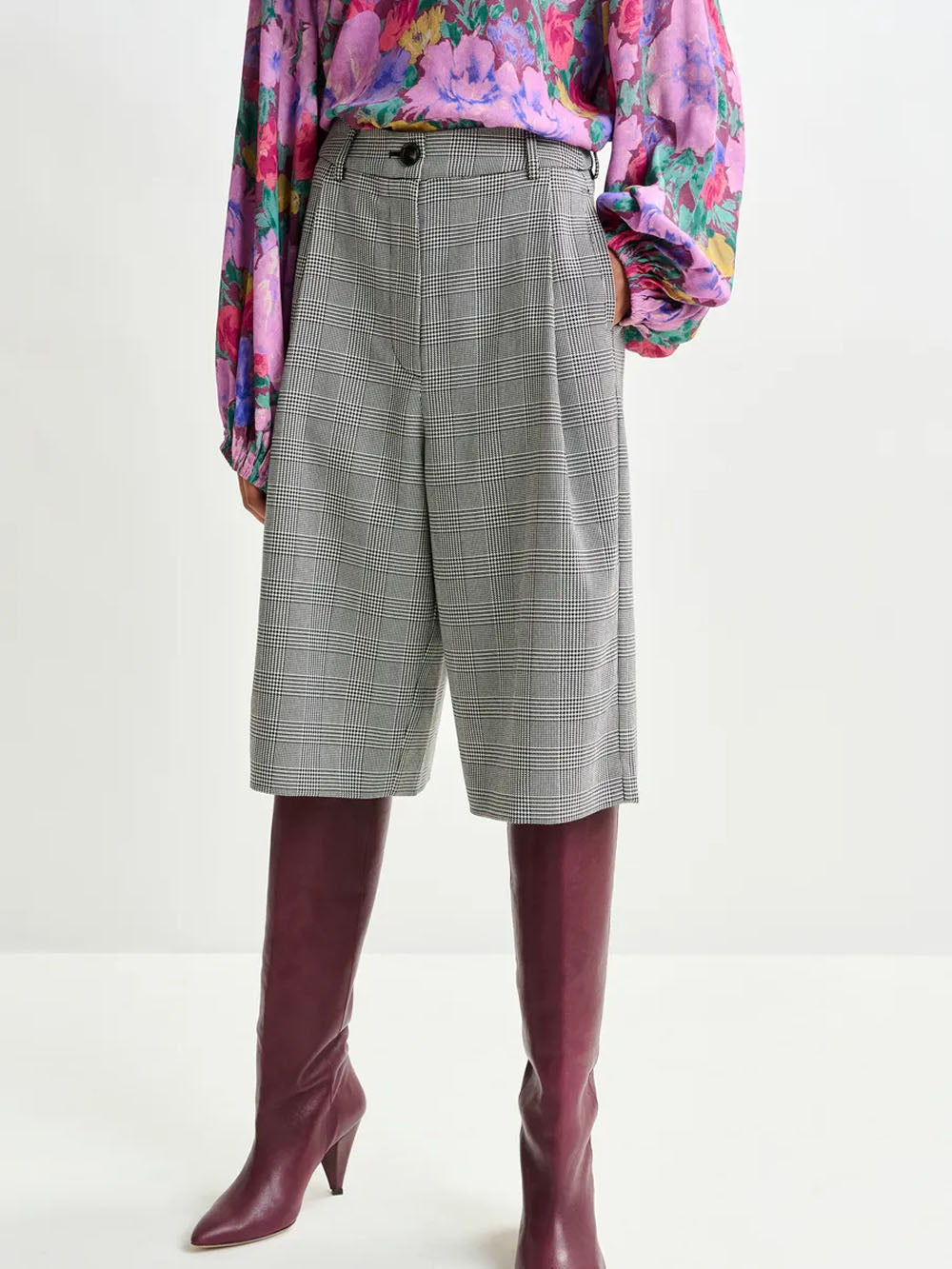 ESSENTIEL ANTWERP Bermuda sartoriali a gamba larga con quadri grigi e neri Bianco nero Urbanstaroma