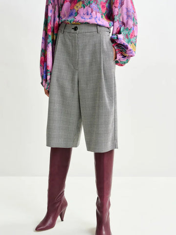 ESSENTIEL ANTWERP Bermuda sartoriali a gamba larga con quadri grigi e neri Bianco nero