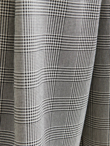 ESSENTIEL ANTWERP Bermuda sartoriali a gamba larga con quadri grigi e neri Bianco nero