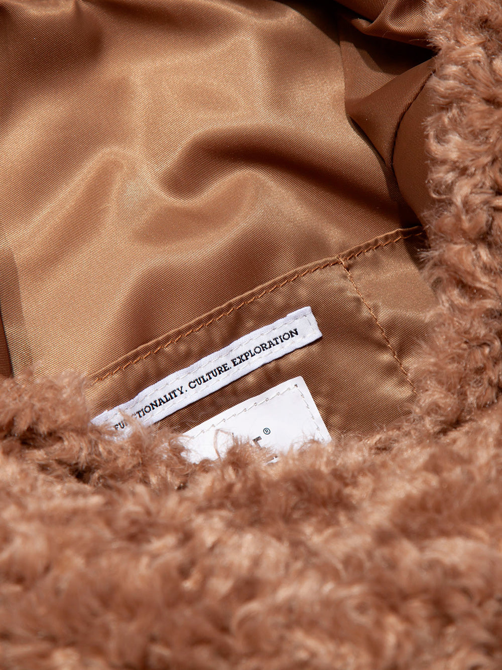 F/CE Borsa marrone in pelliccia sintetica Wrappring Handle tote Marrone Urbanstaroma