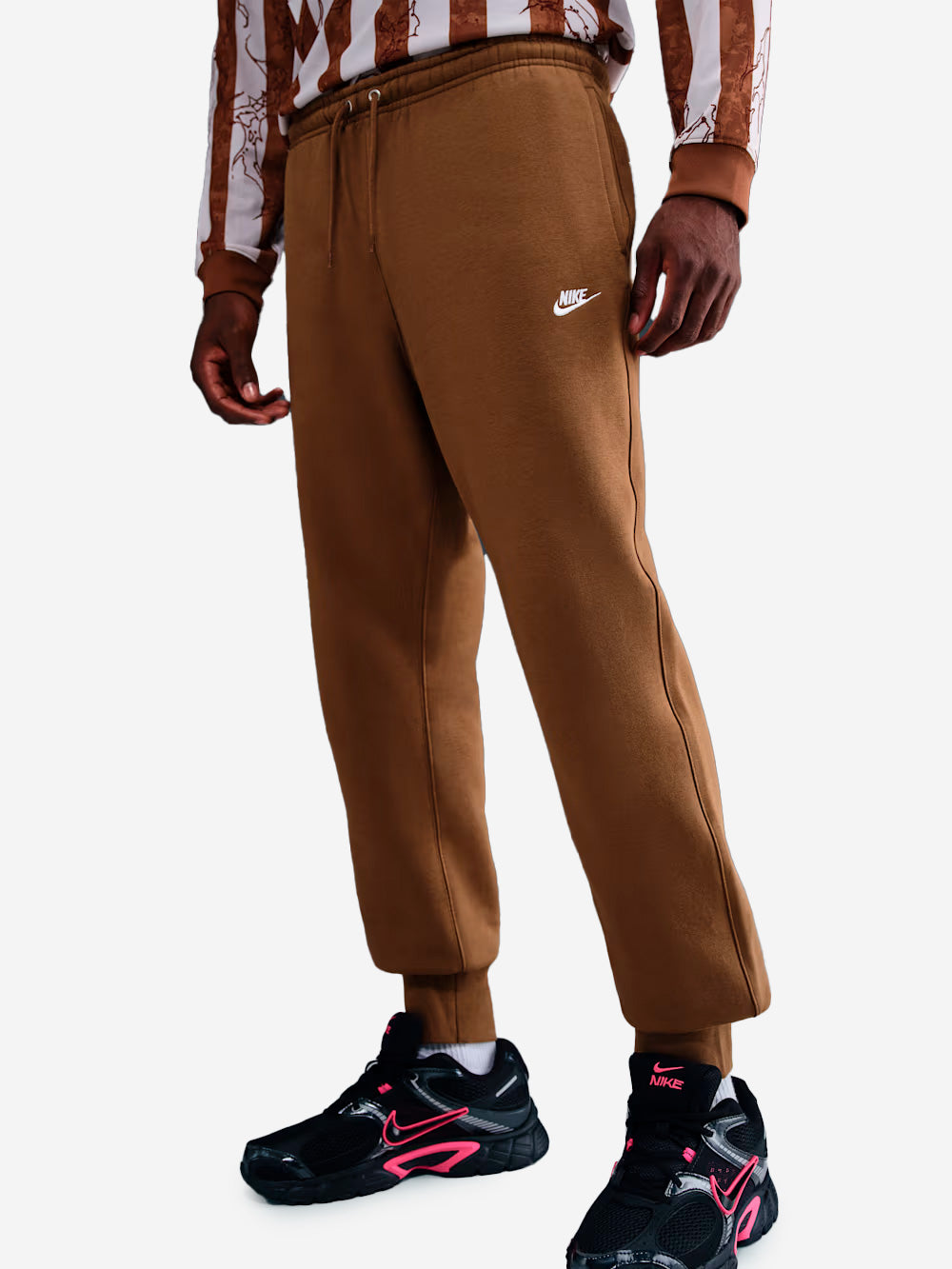 NIKE Pantaloni jogger marroni con Swoosh Marrone Urbanstaroma