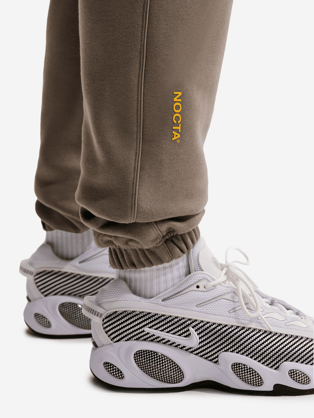 NIKE Pantaloni tuta NOCTA in fleece x Drake Fango Urbanstaroma