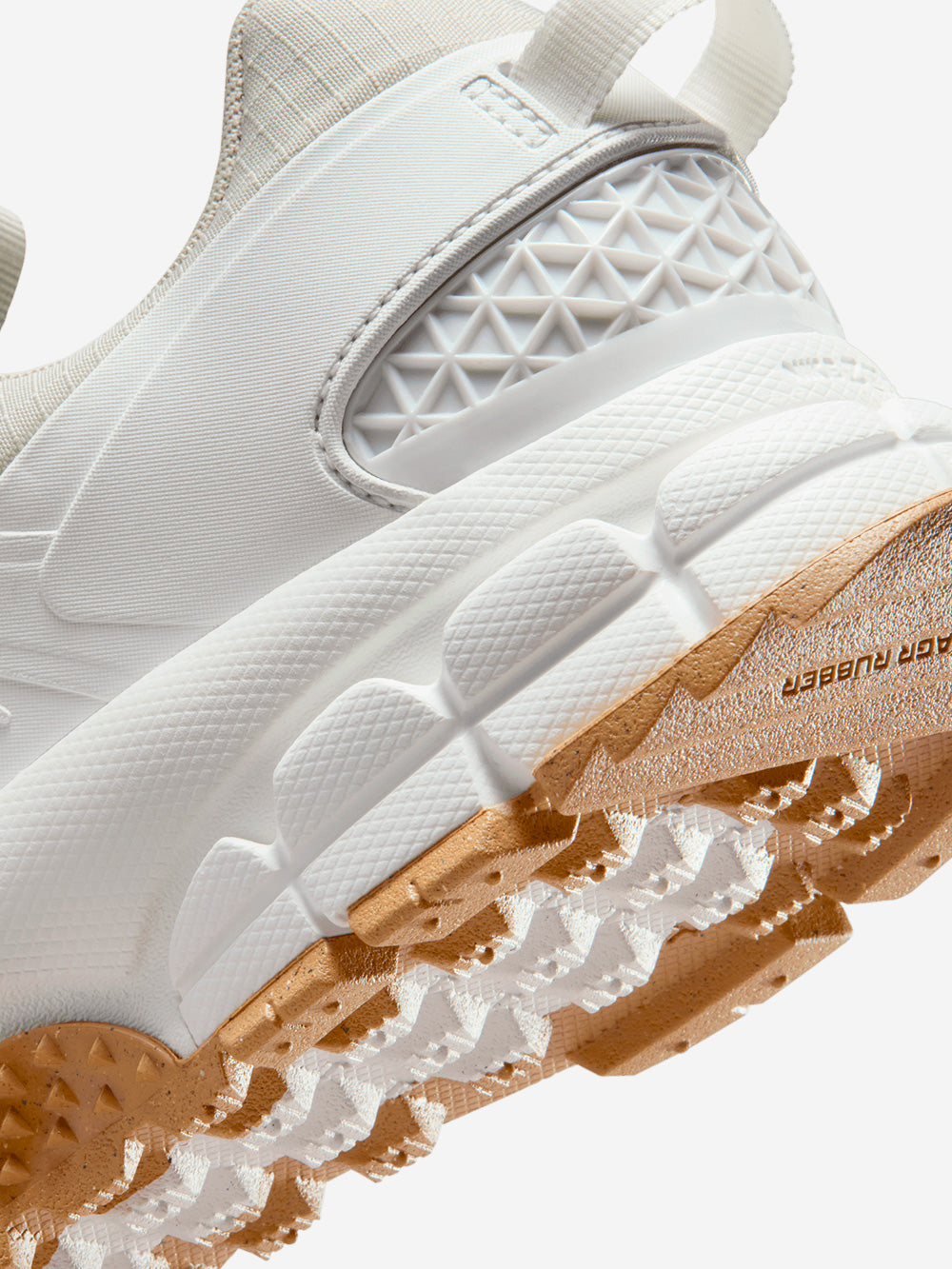 NIKE W Zoom Vomero Roam Winterized bianca e beige Bianca beige Urbanstaroma