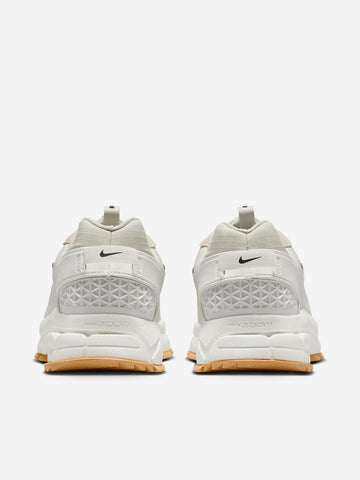 NIKE W Zoom Vomero Roam Winterized bianca e beige Bianca beige