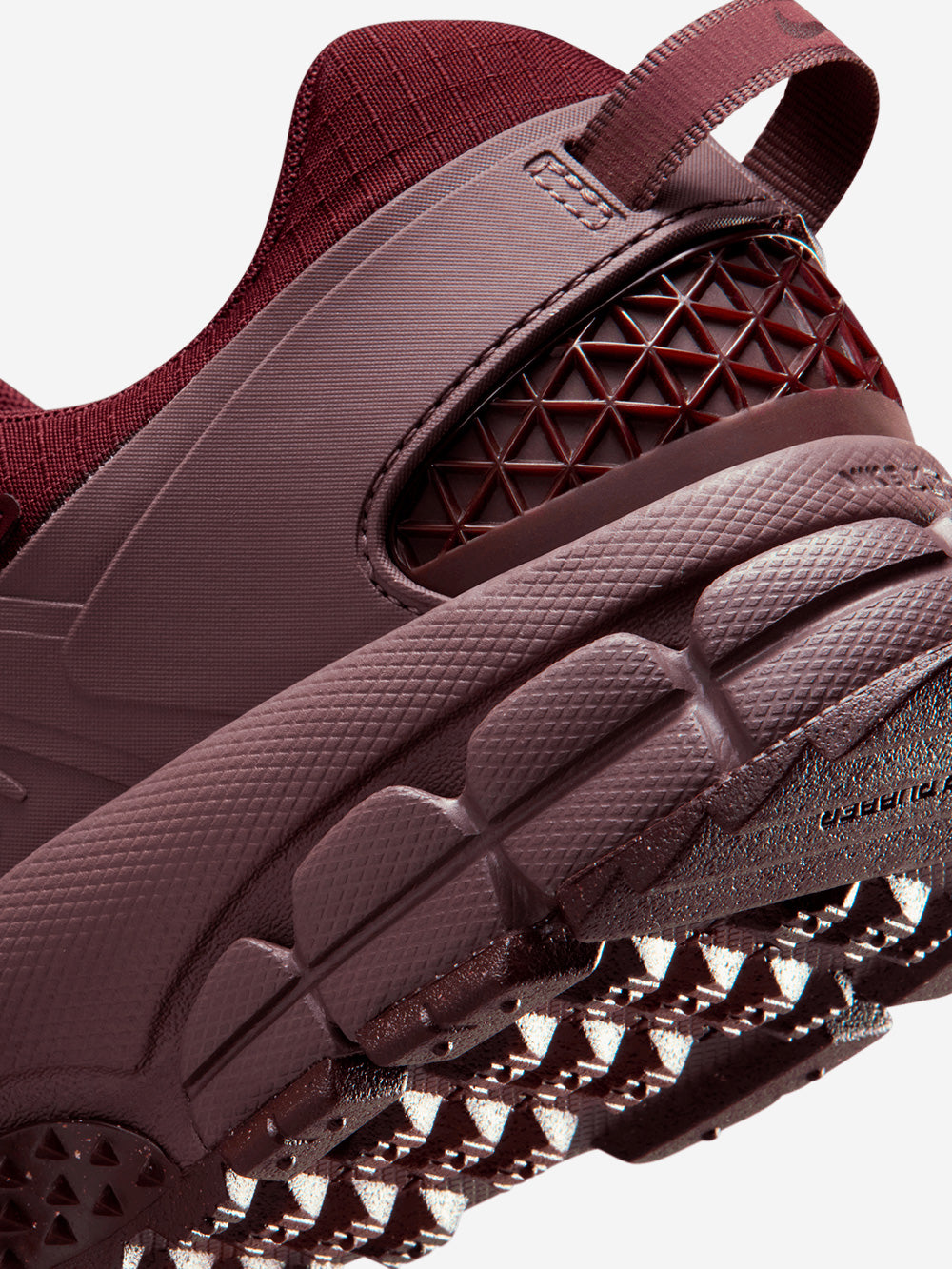 NIKE W Zoom Vomero Roam Winterized burgundy Burgundy Urbanstaroma