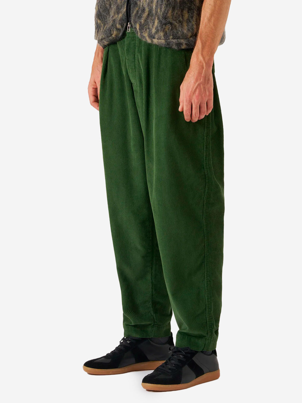 UNIVERSAL WORKS Pantaloni casual pleated in velluto a coste verdi Verde Urbanstaroma