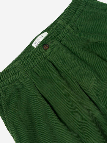 UNIVERSAL WORKS Pantaloni casual pleated in velluto a coste verdi Verde