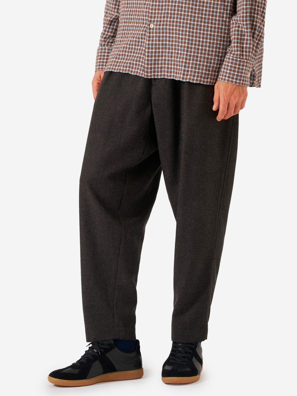 UNIVERSAL WORKS Pantaloni casual pleated Italian tweed marroni Marrone Urbanstaroma