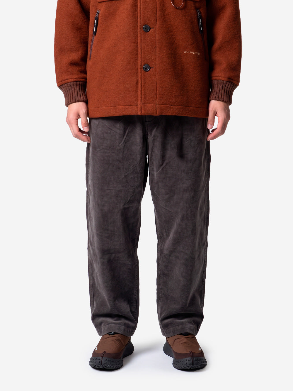 AND WANDER Pantaloni Moleskin 108 grigio scuro grigio Urbanstaroma