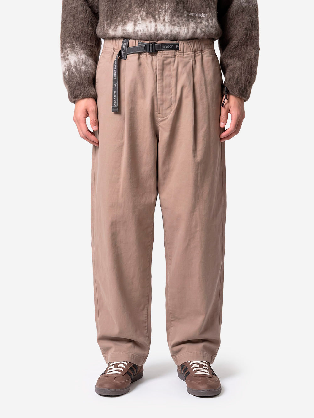 AND WANDER Pantaloni Moleskin 108 grigio chiaro Grigio chiaro Urbanstaroma
