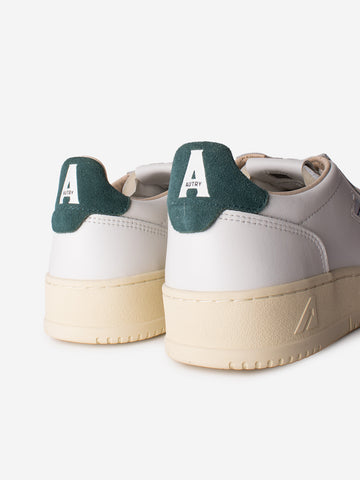 AUTRY M Medalist Low in pelle bianca con logo in suede bianco e talloncino mare Bianco