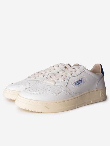 AUTRY M Medalist Low in pelle bianca con logo in suede bianco e talloncino blu Bianca blu