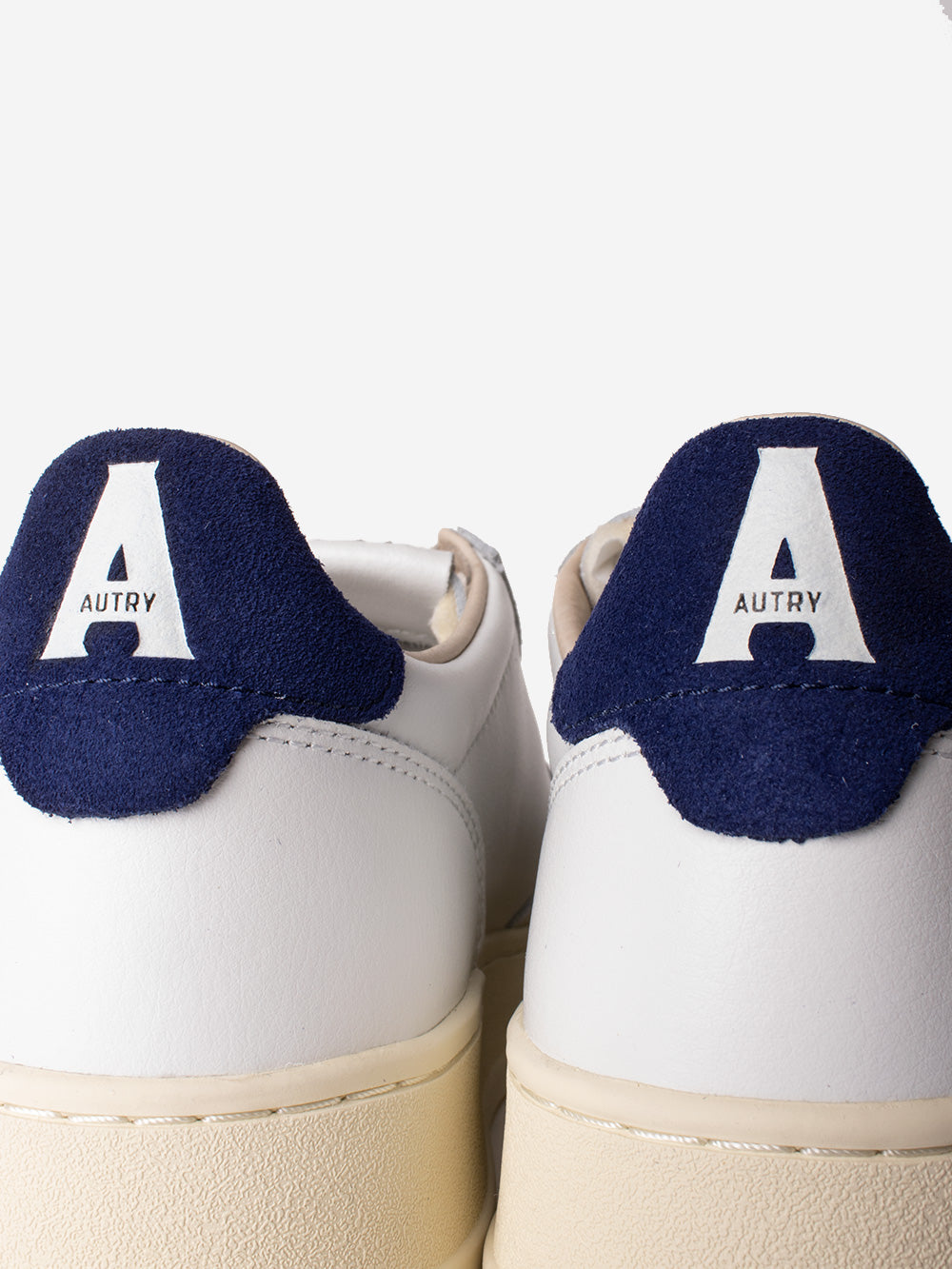 AUTRY M Medalist Low in pelle bianca con logo in suede bianco e talloncino blu Bianca blu Urbanstaroma