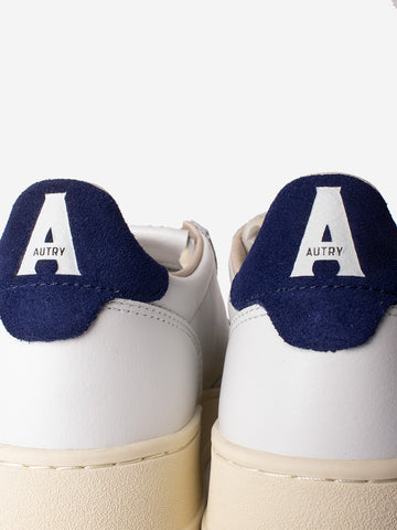 AUTRY M Medalist Low in pelle bianca con logo in suede bianco e talloncino blu Bianca blu