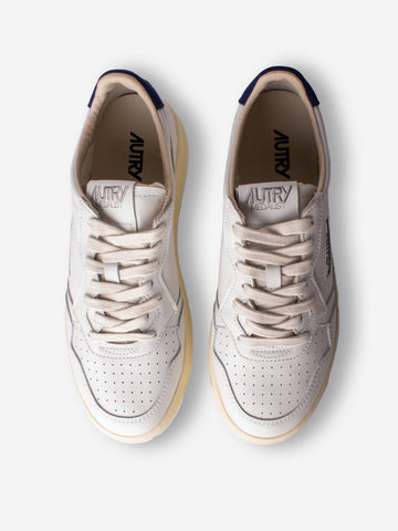 AUTRY M Medalist Low in pelle bianca con logo in suede bianco e talloncino blu Bianca blu