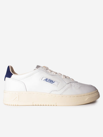 AUTRY M Medalist Low in pelle bianca con logo in suede bianco e talloncino blu Bianca blu