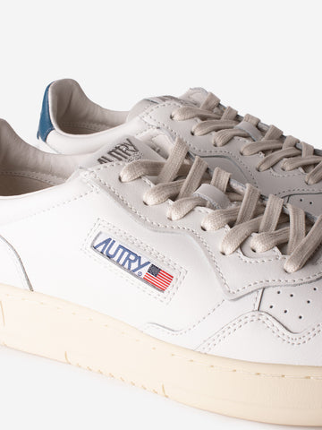AUTRY M Medalist Low in pelle bianca e talloncino blu chiaro Bianco