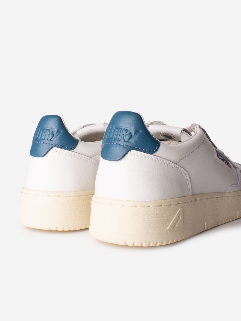 AUTRY M Medalist Low in pelle bianca e talloncino blu chiaro Bianco Urbanstaroma