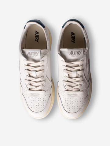 AUTRY M Medalist Low in pelle bianca e talloncino blu chiaro Bianco