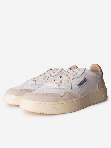 AUTRY M Medalist Low in pelle bianca con suede e talloncino marrone chiaro Beige