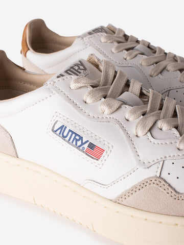 AUTRY M Medalist Low in pelle bianca con suede e talloncino marrone chiaro Beige