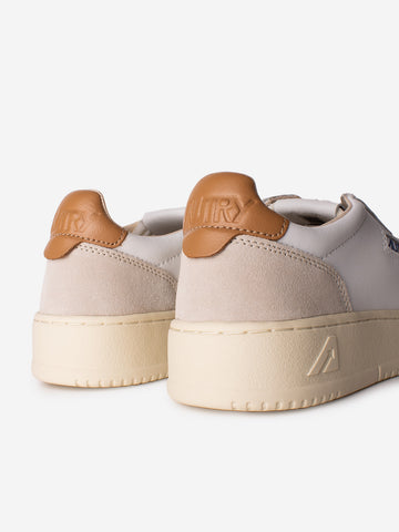 AUTRY M Medalist Low in pelle bianca con suede e talloncino marrone chiaro Beige