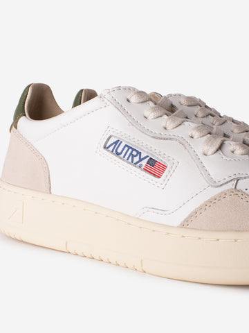 AUTRY M Medalist Low in pelle bianca con suede e talloncino verde Beige