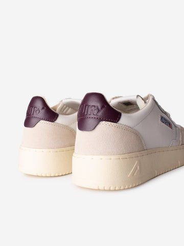 AUTRY M Medalist Low in pelle bianca con suede e talloncino bordeaux Beige