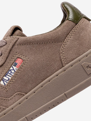 AUTRY M Medalist Low in suede marrone antilope e talloncino verde Taupe