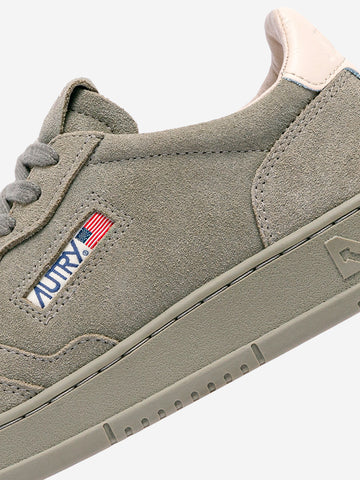 AUTRY M Medalist Low in suede salvia con talloncino avorio Salvia